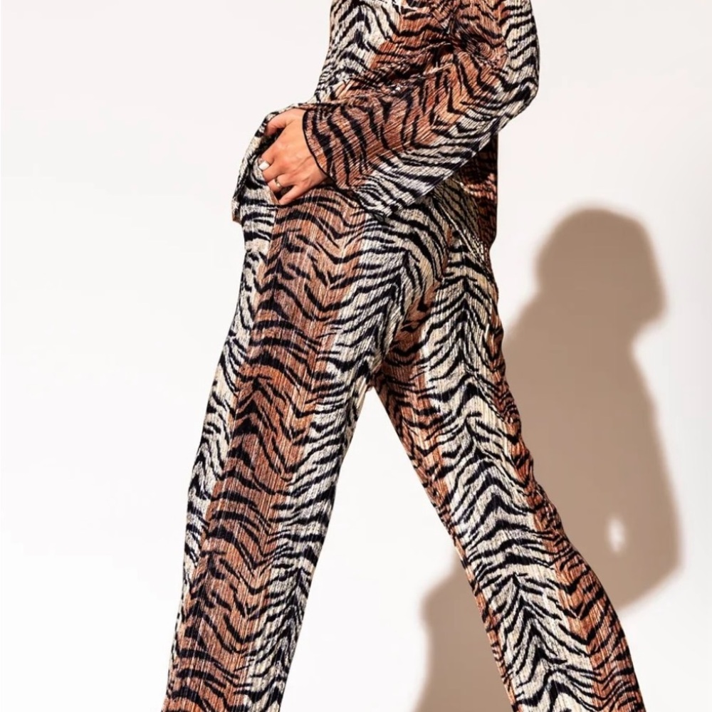 Long Sleeve Plissé Set in Go Get 'Em Tiger - Picture 4 of 5